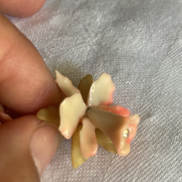 Delicate orchid clip earrings - Picture 3 of 5